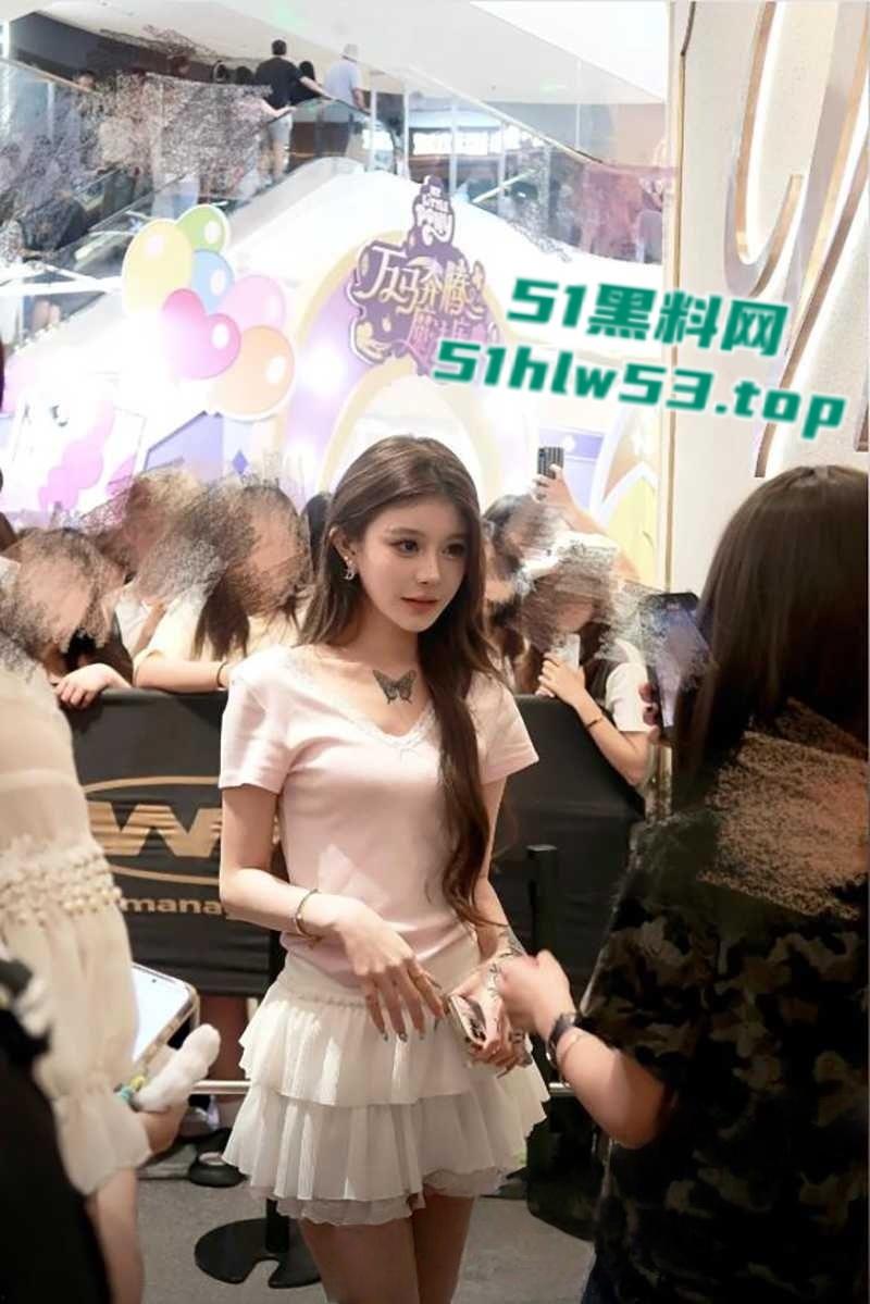 百万网红【妍妍酱】复吸实锤+私生活混乱彻底塌房,柬埔寨当扶手坐台视频流出,过夜费竟高达1500美刀天价。-3