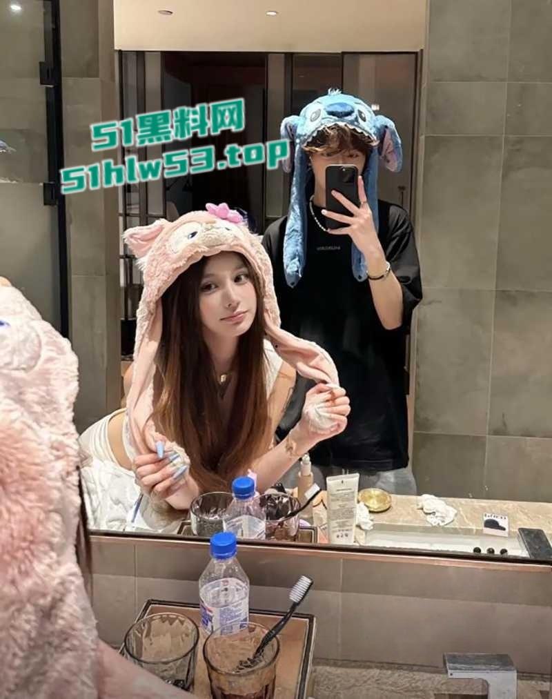 百万网红【妍妍酱】复吸实锤+私生活混乱彻底塌房,柬埔寨当扶手坐台视频流出,过夜费竟高达1500美刀天价。-5