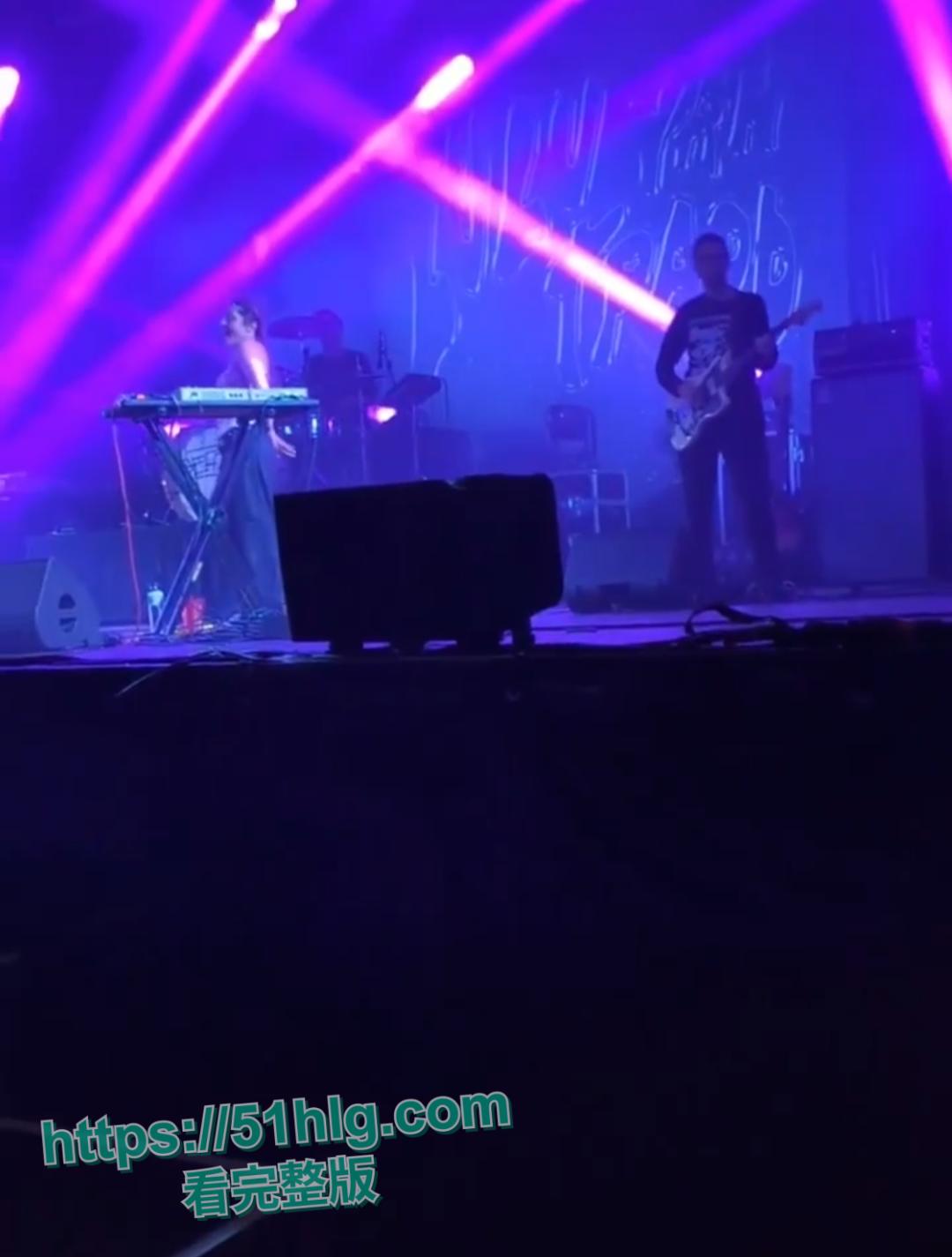 震撼!【法国】摇滚女神【蕾贝嘉】音乐节上遭遇猥琐男骚扰,竟用性感双乳魅力征服全场-1