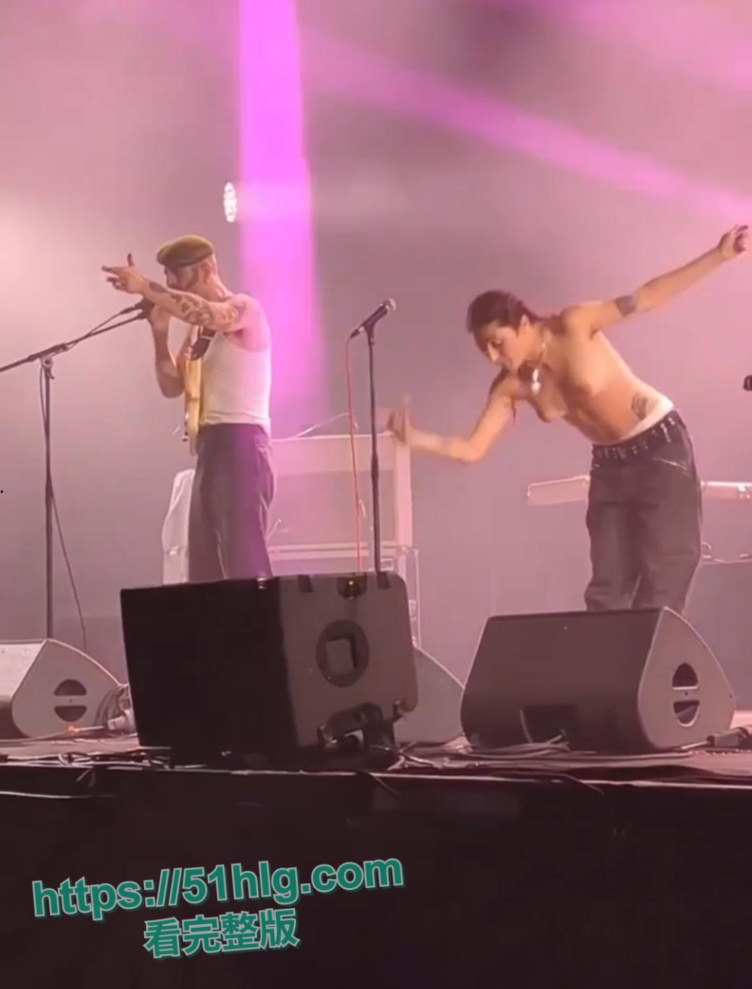 震撼!【法国】摇滚女神【蕾贝嘉】音乐节上遭遇猥琐男骚扰,竟用性感双乳魅力征服全场-8