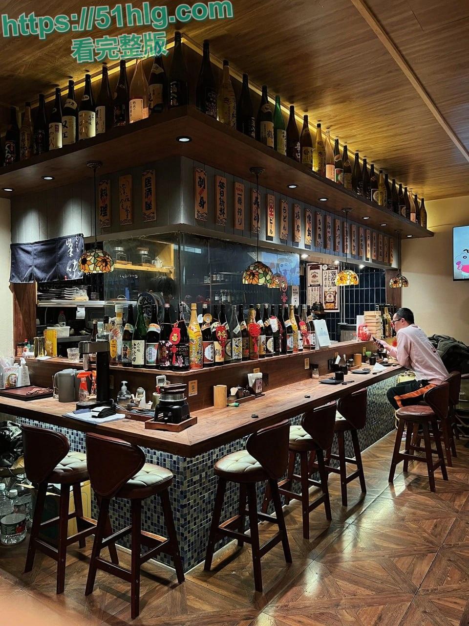 【杭州】国风烧鸟酒馆：性感小姐姐火辣舞姿与诱惑接吻引发遐想，新型擦边服务层出不穷-2