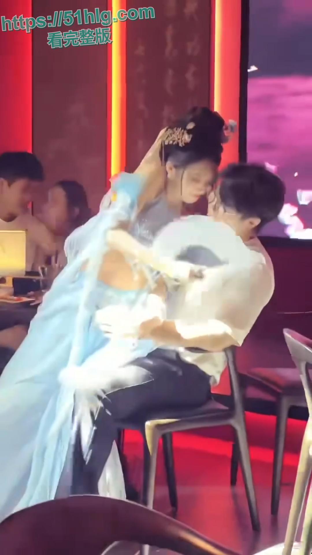 【杭州】国风烧鸟酒馆：性感小姐姐火辣舞姿与诱惑接吻引发遐想，新型擦边服务层出不穷-4