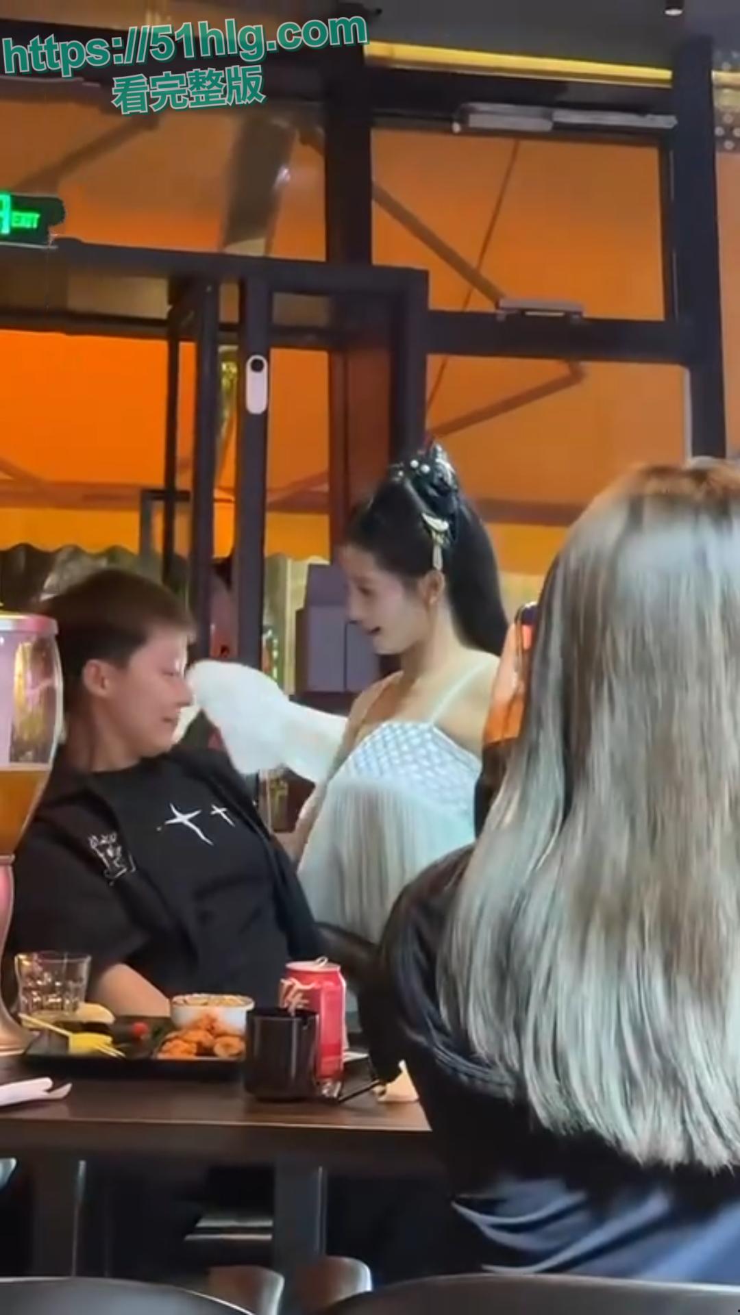 【杭州】国风烧鸟酒馆：性感小姐姐火辣舞姿与诱惑接吻引发遐想，新型擦边服务层出不穷-5