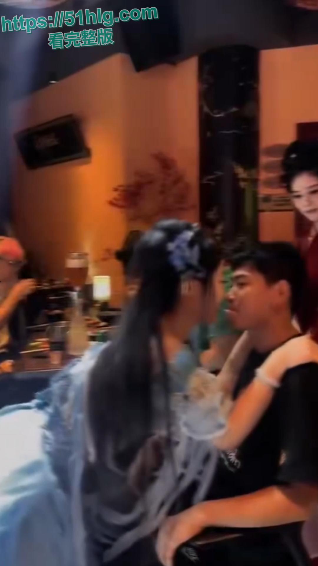 【杭州】国风烧鸟酒馆：性感小姐姐火辣舞姿与诱惑接吻引发遐想，新型擦边服务层出不穷-6