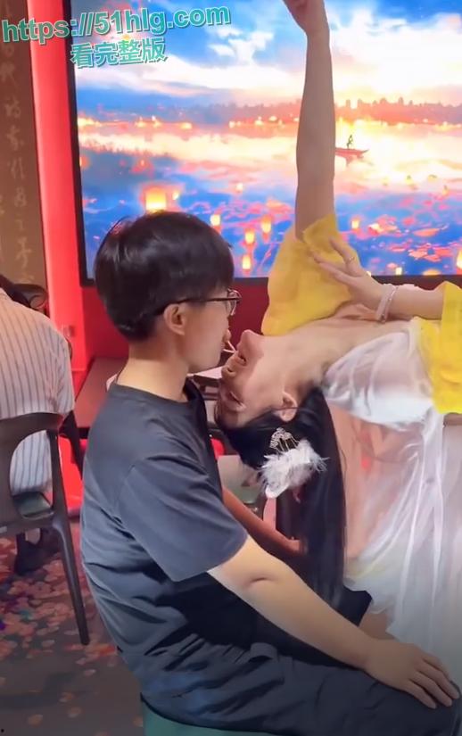 【杭州】国风烧鸟酒馆：性感小姐姐火辣舞姿与诱惑接吻引发遐想，新型擦边服务层出不穷-7