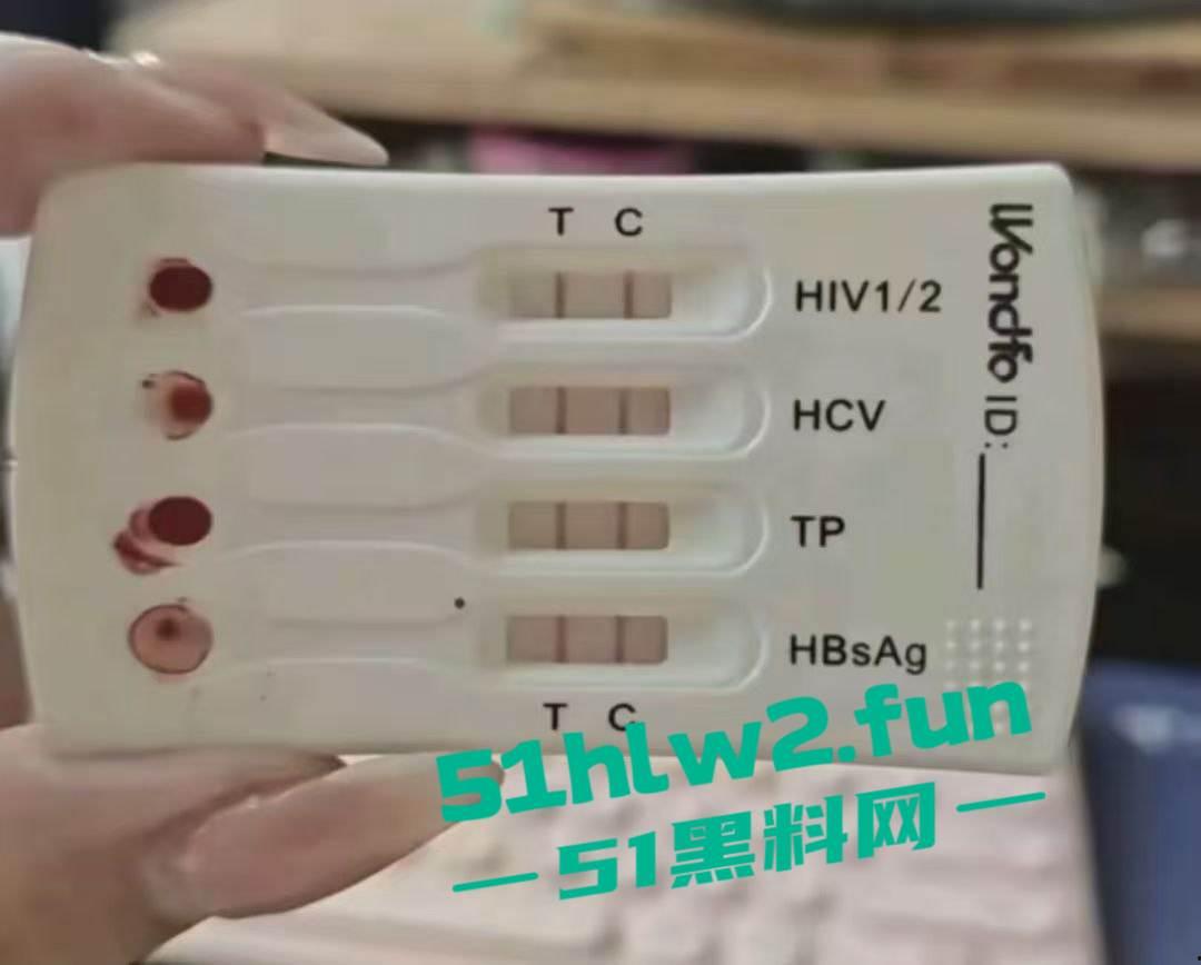 全网疯传的情感导师【Jacker大叔】竟然沦落到找小卡片约,未带小雨伞却遇到了生化母体的毒女被扒。-1