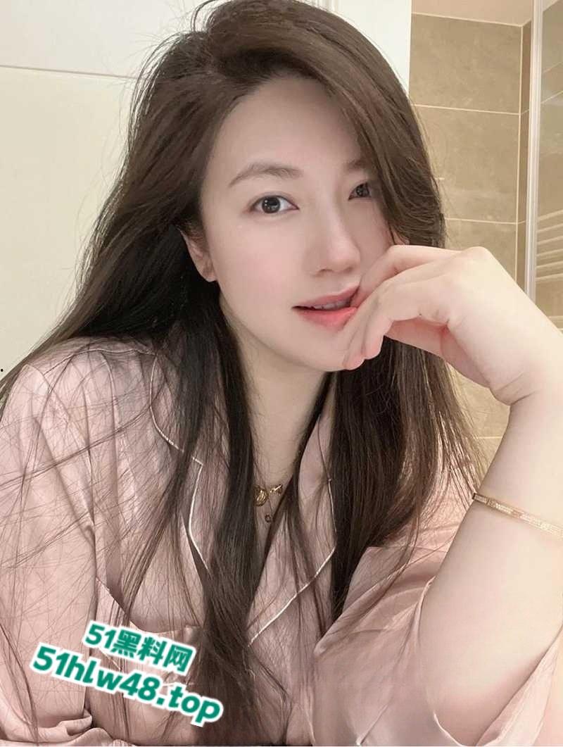 上海极品少妇【陈雪】40岁的骚货单身不婚,玩得比谁都浪很会保养经常3P约炮骚的没边。-1