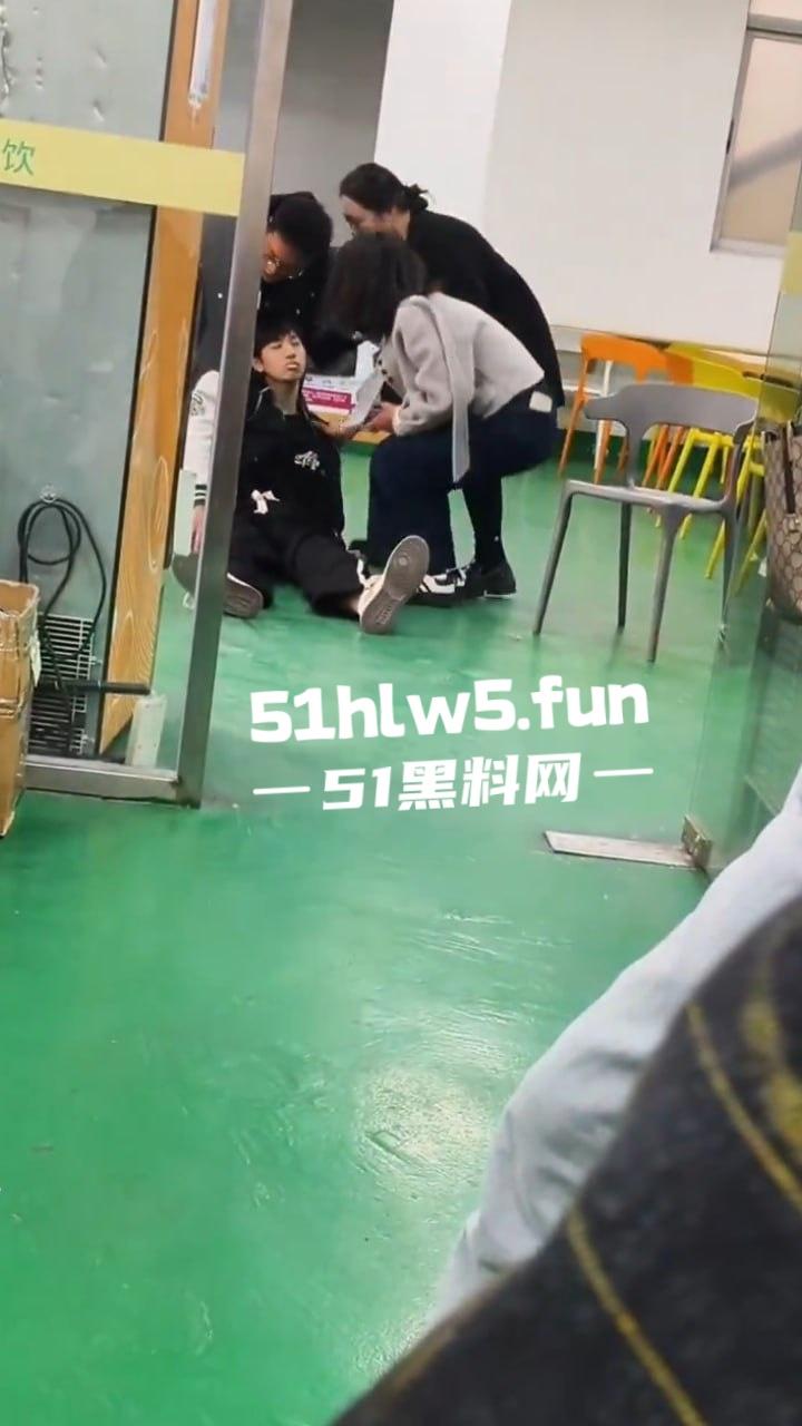 广东深圳安费诺电子厂,少年员工突然晕倒嘴唇发白面无血色,资本的压榨还真是狠啊。-3