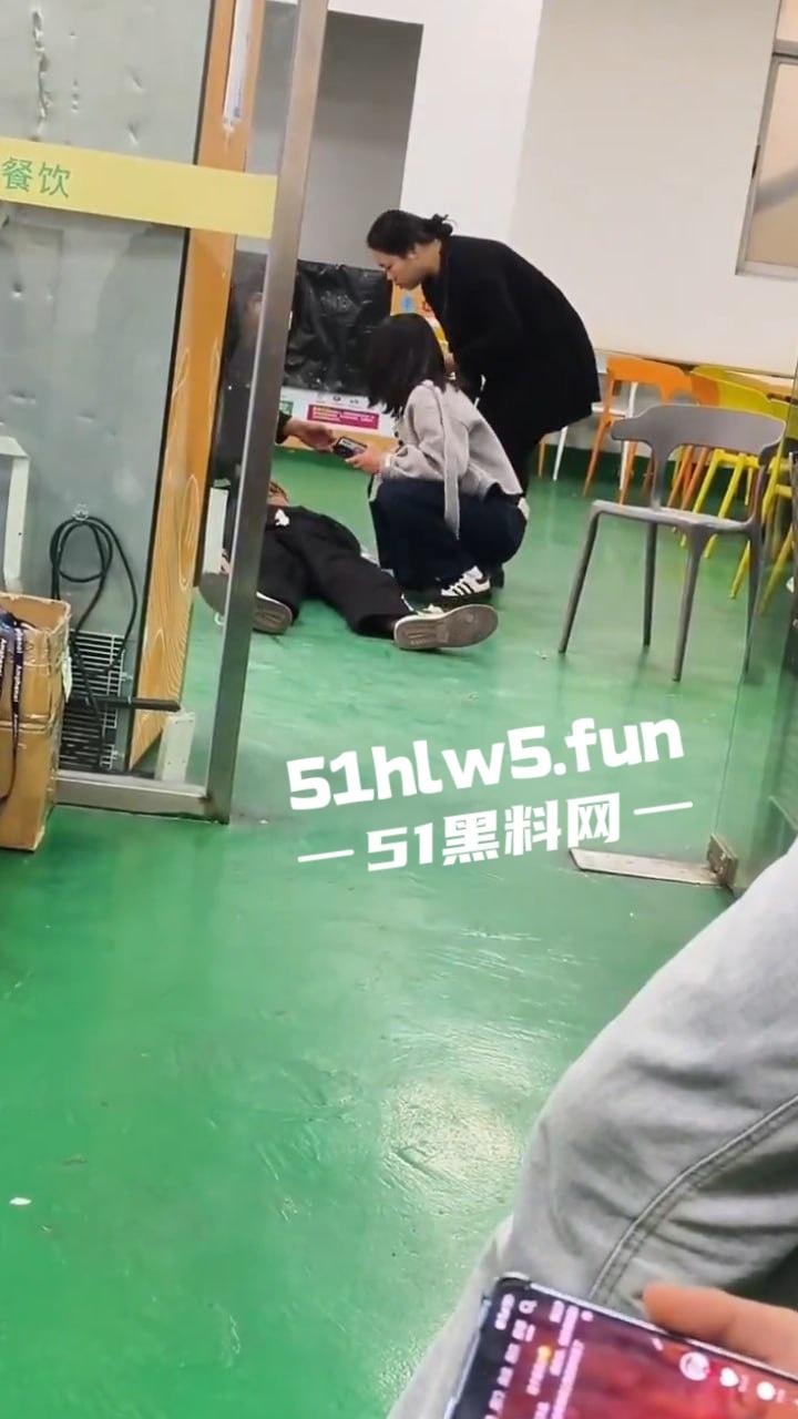 广东深圳安费诺电子厂,少年员工突然晕倒嘴唇发白面无血色,资本的压榨还真是狠啊。-7