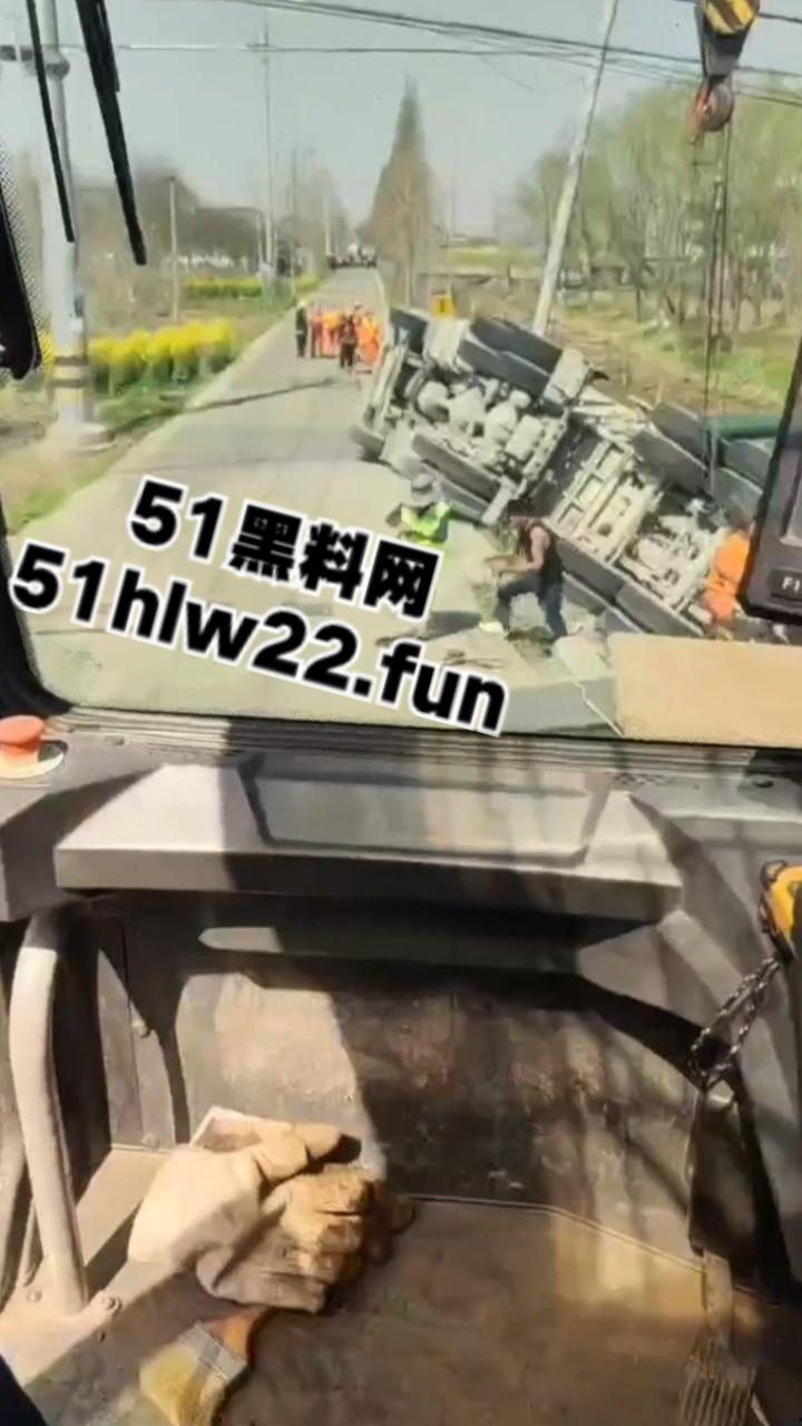 南通市六匡发生惨烈车祸,小车被运沙车侧翻压倒在车内,老两口被碾压身亡现场画面流出。-2