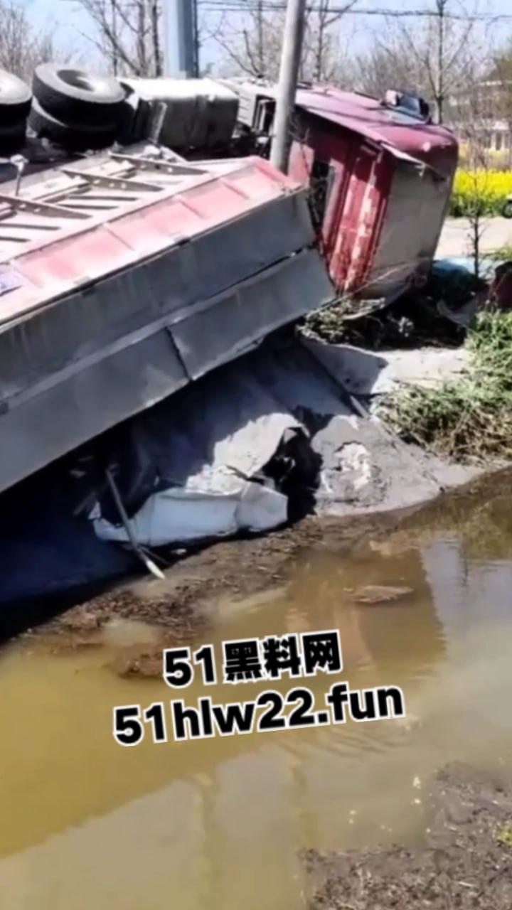 南通市六匡发生惨烈车祸,小车被运沙车侧翻压倒在车内,老两口被碾压身亡现场画面流出。-5