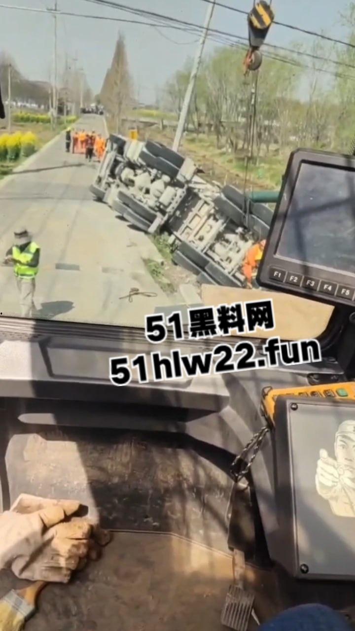 南通市六匡发生惨烈车祸,小车被运沙车侧翻压倒在车内,老两口被碾压身亡现场画面流出。-7