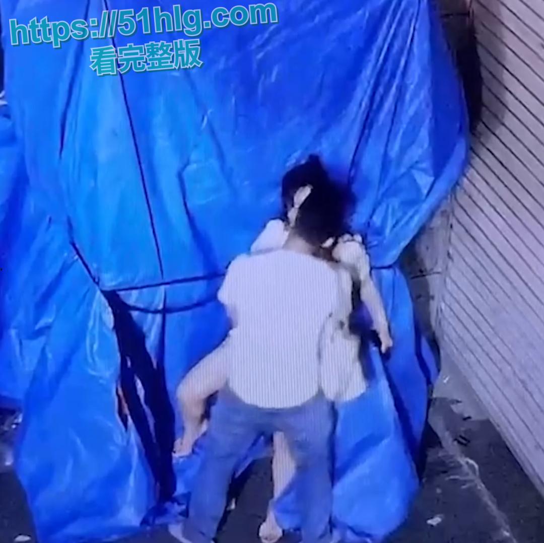 【广州】深夜小区惊现饥渴情侣野战 在监控底下明目张胆上演春宫戏 差点被路过行人发现 玩的就是刺激-4