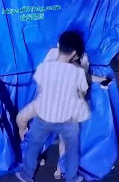 【广州】深夜小区惊现饥渴情侣野战 在监控底下明目张胆上演春宫戏 差点被路过行人发现 玩的就是刺激-6