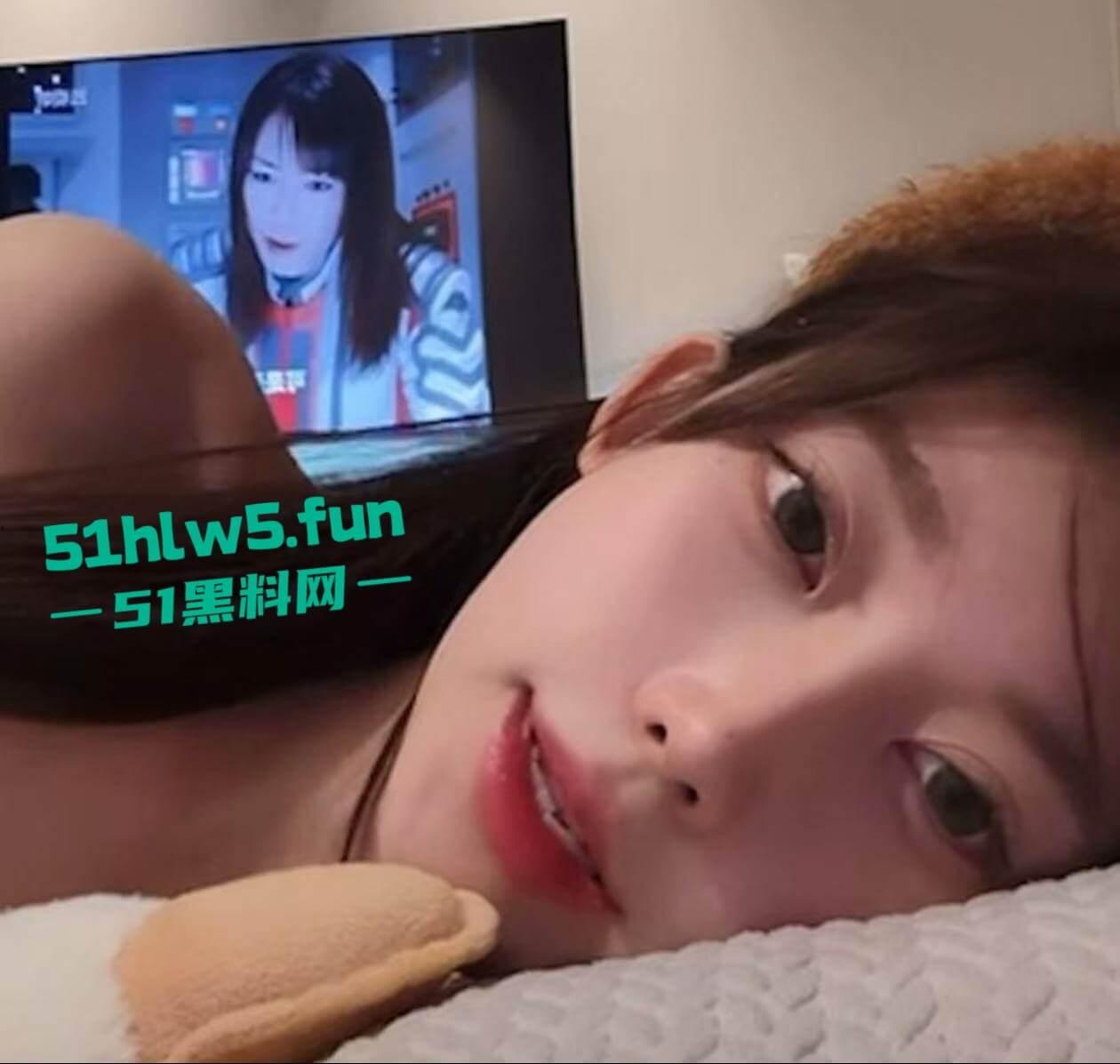 抖音高颜值网红【寺圭森寺森】直播时被操逼吗? 面无表情继续直播,引发网友们的高度关注。-4