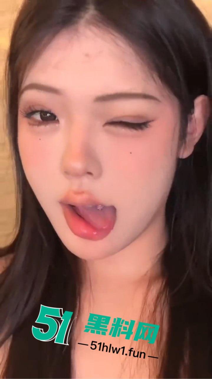 抖音网红【鱼仔】惊天反转,脸是懵懂萝莉,下体藏着巨屌神器,私信口交爆菊全程流出!-5