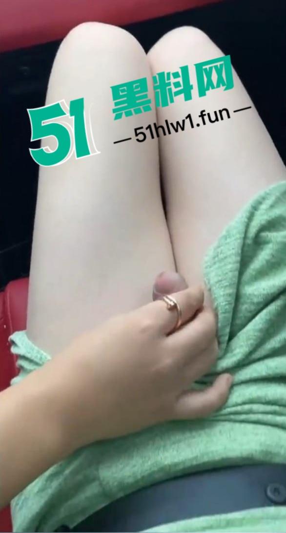 抖音网红【鱼仔】惊天反转,脸是懵懂萝莉,下体藏着巨屌神器,私信口交爆菊全程流出!-8