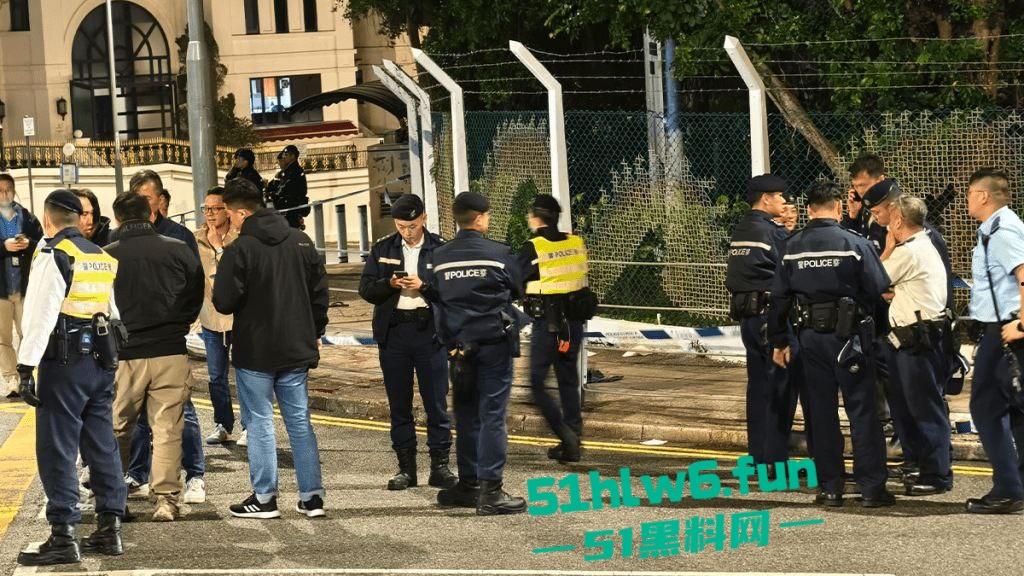 香港黑帮火炭,当街谋杀斩人片曝光,两刀手从后伏击狂斩5秒夺命登的士逃去!-2