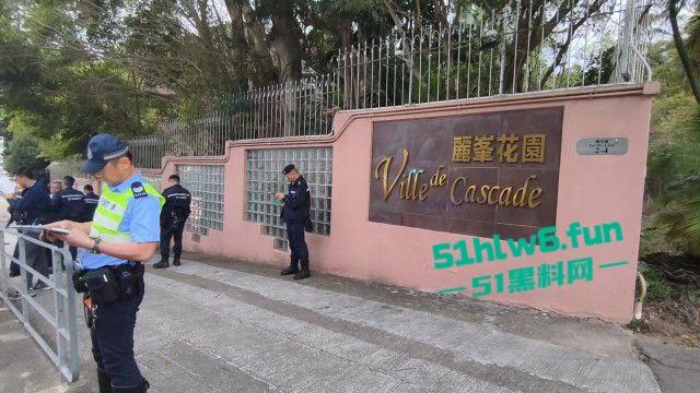 香港黑帮火炭,当街谋杀斩人片曝光,两刀手从后伏击狂斩5秒夺命登的士逃去!-3