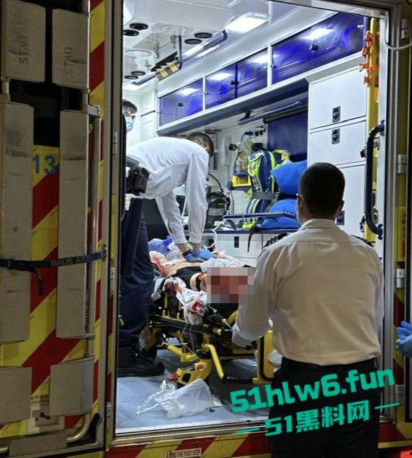 香港黑帮火炭,当街谋杀斩人片曝光,两刀手从后伏击狂斩5秒夺命登的士逃去!-4