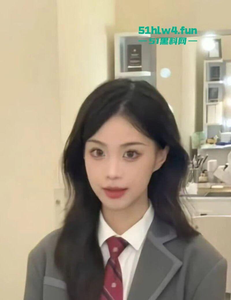 广东某学院校花沦为富二代玩物,酒店跪舔骚逼一扣就痉挛高冷尤物被金主操到出水。-2