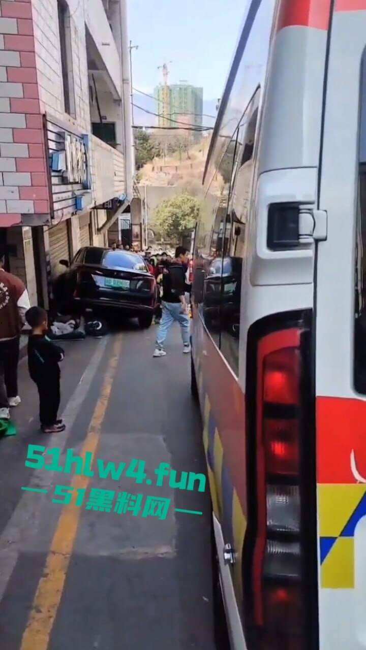 四川女司机驾车失控,撞向路边5名老人导致1死4伤,疑似电车刹车失灵现场视频流出。-5