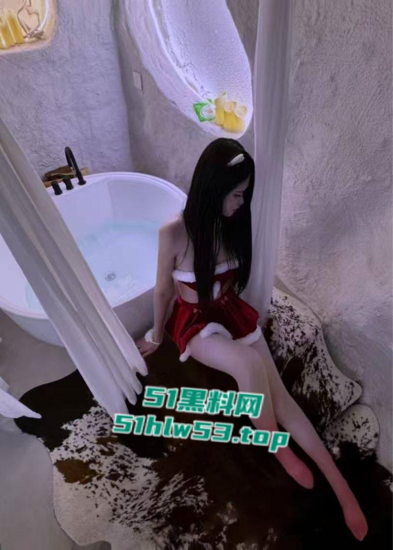 西藏大学【李明真】遭男友泄露不雅视图,全裸自拍淫纹清晰可见,白虎嫩穴惨遭爆操!-1