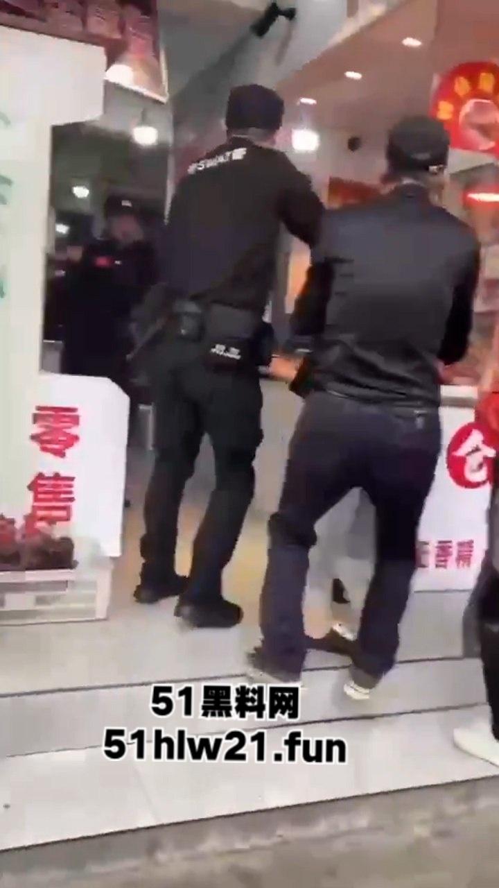 无码血腥慎入!安徽无为久久鸭鸭脖老板与人发生口角,被砍下脑袋当球踢,脑浆流泄一地。-8