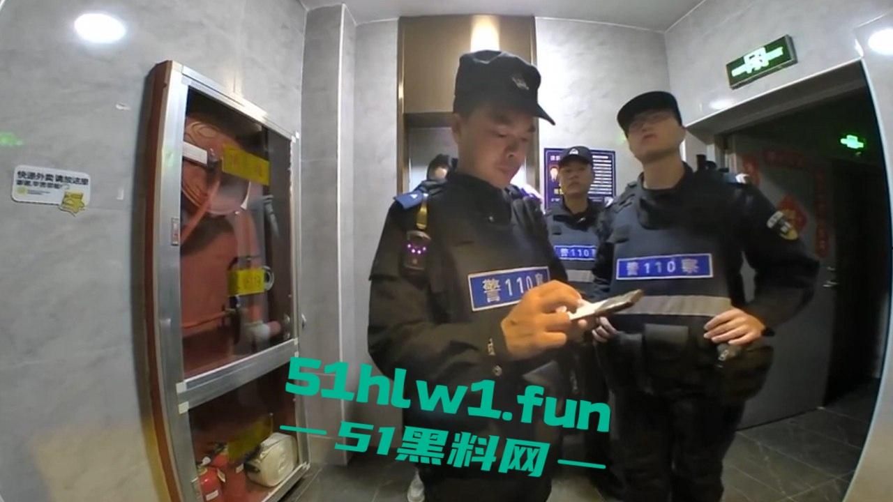 黑社会催债跑错楼层,错把无辜居民当成欠钱老赖狂踹家门,猫眼实拍监控曝光跟恐怖片似的!-3