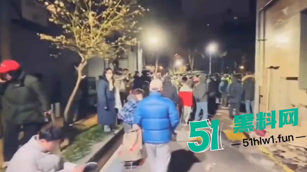 尹锡悦被捕爆发动乱,上万支持者法院外抗议翻越围墙冲入法院打砸,多名警员受伤 以抓捕85名现行犯。-8