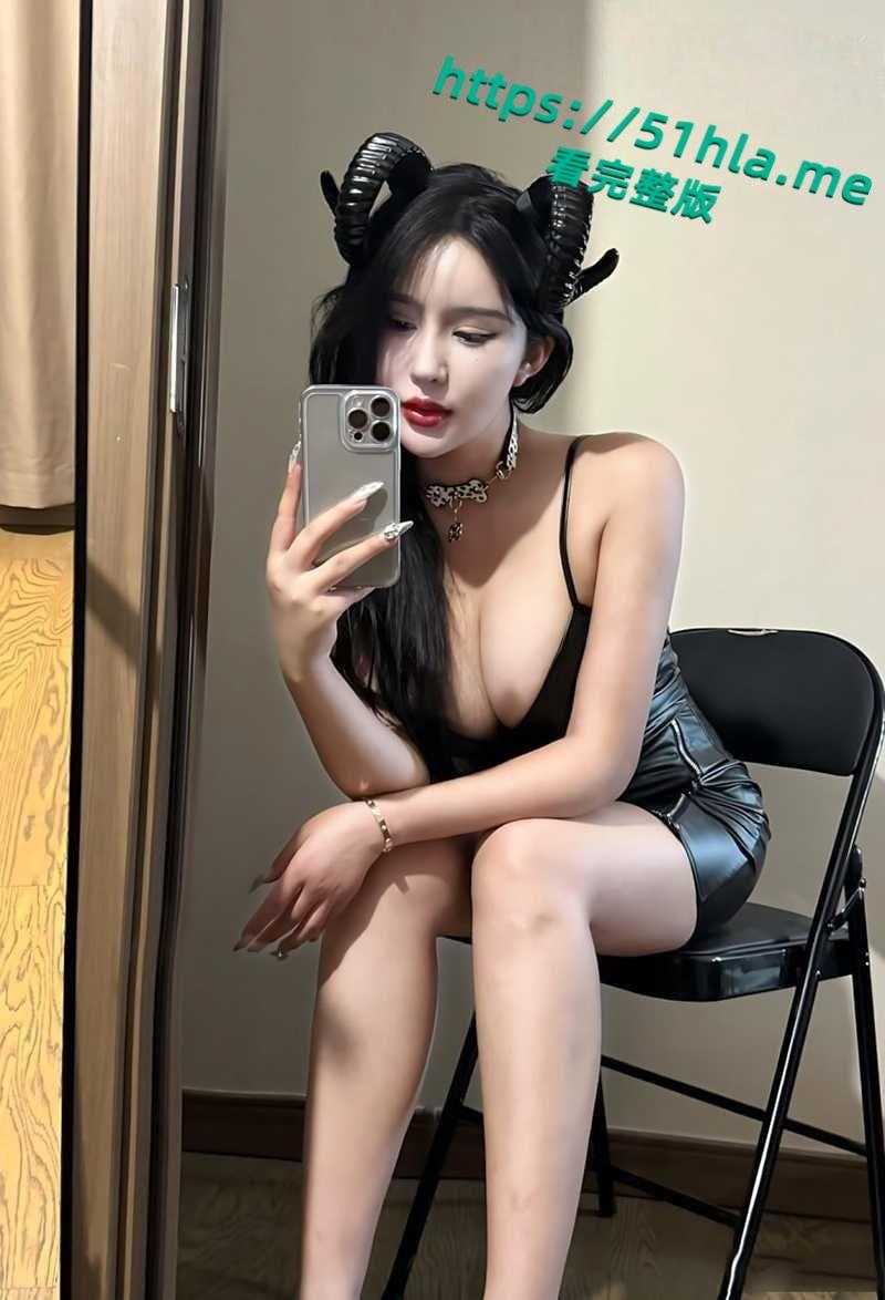 抖音网红【小圆子】大尺度福利视频流出，巨乳蜜桃臀完美梨型身材，情趣内衣秀尺度拉满性感曲线超诱人！-1