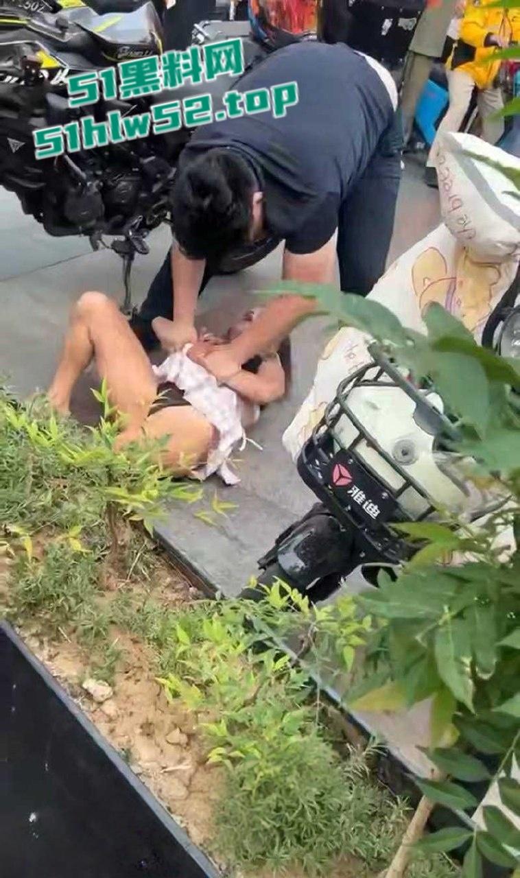 淄博王府井JK铁锤妹妹,怒砸摩托酸辣粉塞排气管还骂街,制服后丁字内裤完全展露,暴走萝莉火爆全网!-6