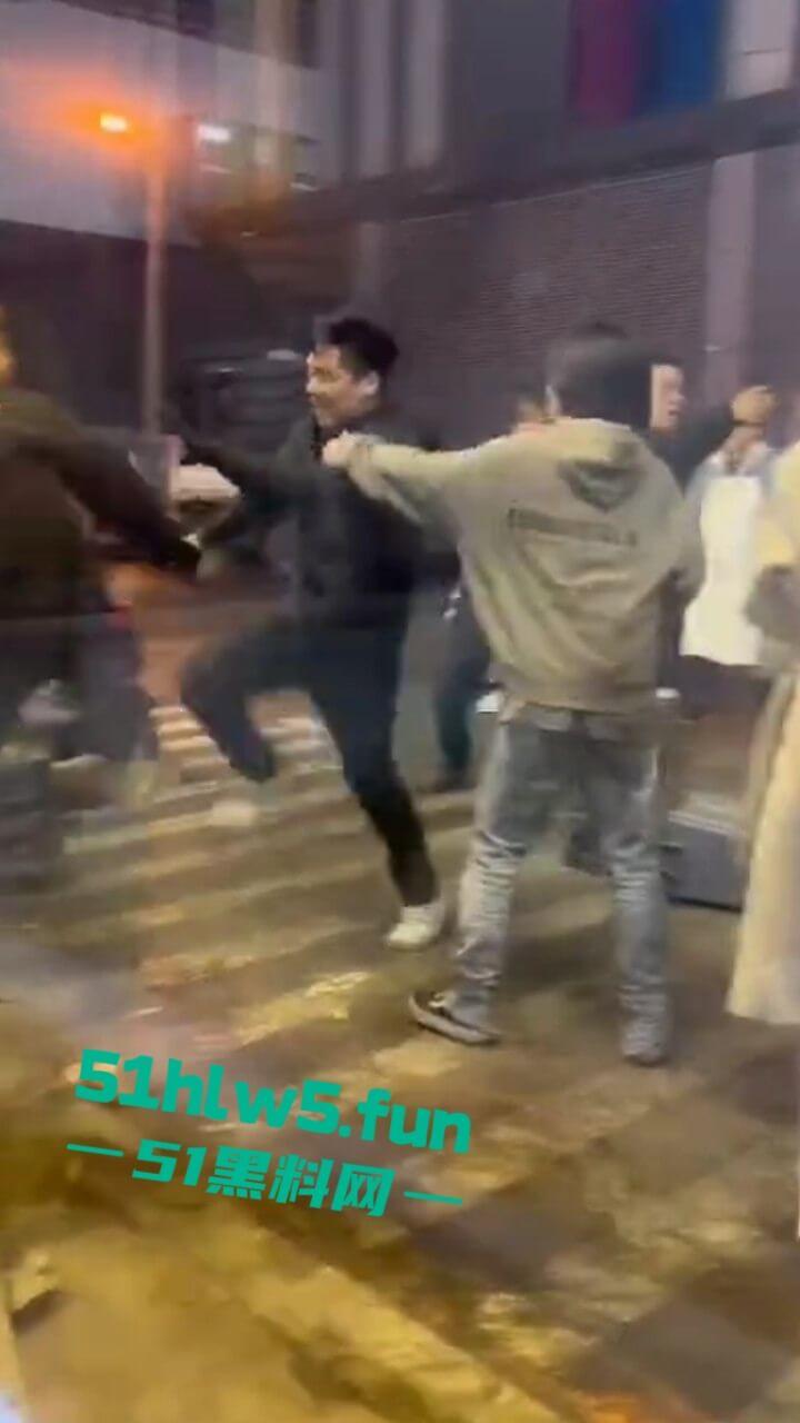 以父爱之名，暴揍精神小伙，沈阳某饭店门口渣男玩弄大叔的女儿，爱女心切叫人当街暴揍渣男。-4