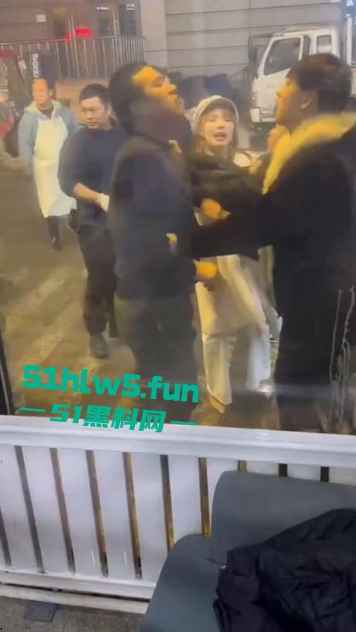 以父爱之名，暴揍精神小伙，沈阳某饭店门口渣男玩弄大叔的女儿，爱女心切叫人当街暴揍渣男。-6