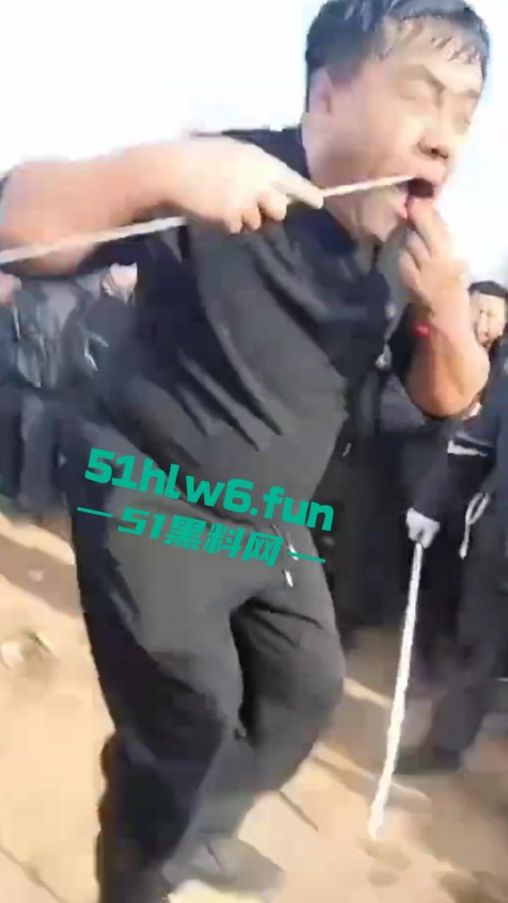辽宁营口大石桥低俗表演现场实拍,各种钢针穿刺,铁链穿肉拉伸玩的真够变态的啊。-1