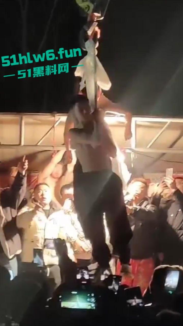 辽宁营口大石桥低俗表演现场实拍,各种钢针穿刺,铁链穿肉拉伸玩的真够变态的啊。-3