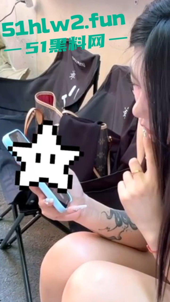 抖音高颜值女神【枭娍】曾6千都只能买下,擦边小视频的主播终于是被大哥拿下就是拍摄这角度太刁钻。-1