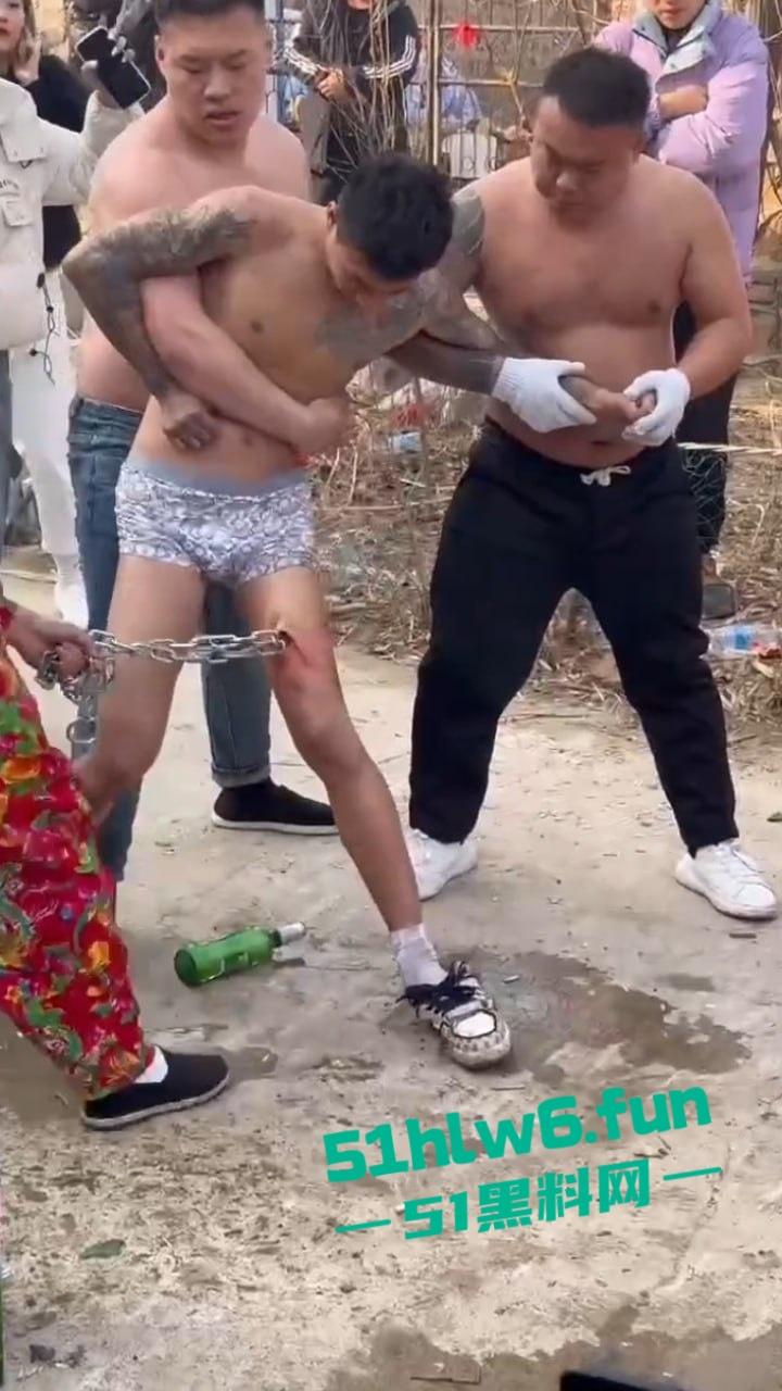 辽宁营口大石桥低俗表演现场实拍,各种钢针穿刺,铁链穿肉拉伸玩的真够变态的啊。-7