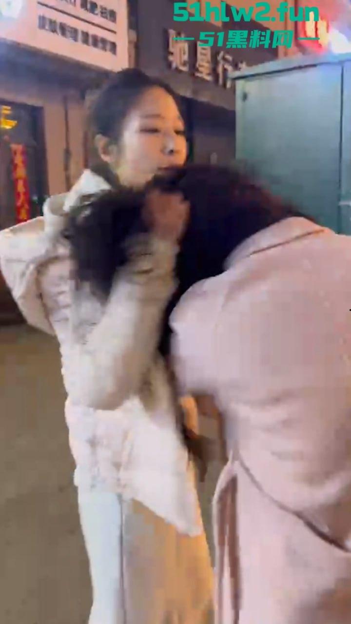 河南嘴硬小三频繁发微信勾引有妇之夫诉说骚逼的孤苦,原配怼拍暴打后发抖音曝光。-1