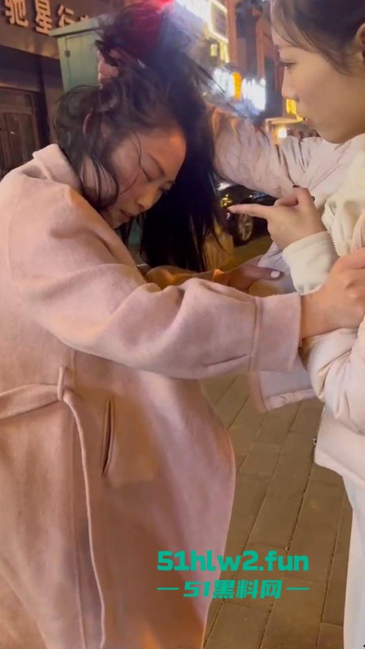 河南嘴硬小三频繁发微信勾引有妇之夫诉说骚逼的孤苦,原配怼拍暴打后发抖音曝光。-6