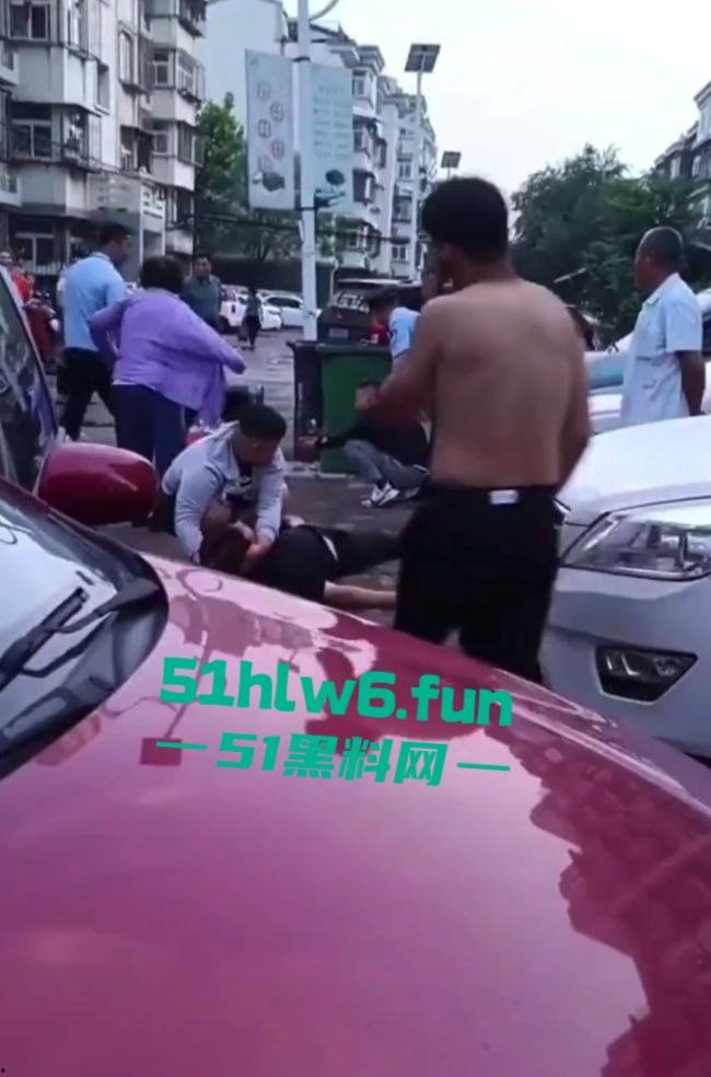 天津砍杀现场,已婚女劈腿偷吃小鲜肉被老公发现,原配愤怒带刀将鲜肉男当街砍杀。-3