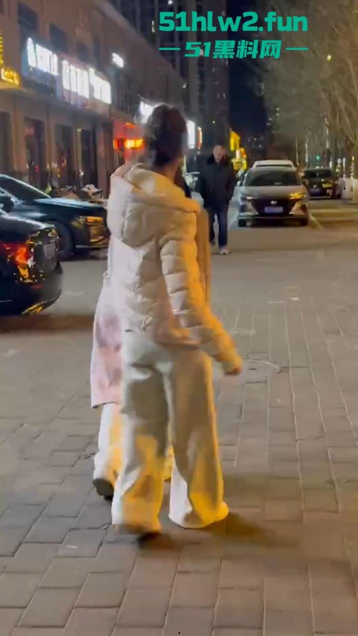 河南嘴硬小三频繁发微信勾引有妇之夫诉说骚逼的孤苦,原配怼拍暴打后发抖音曝光。-7