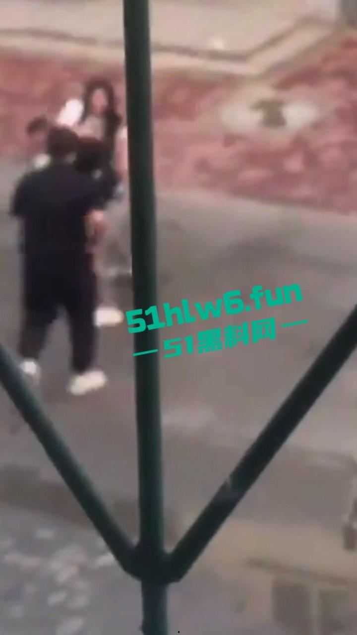 天津砍杀现场,已婚女劈腿偷吃小鲜肉被老公发现,原配愤怒带刀将鲜肉男当街砍杀。-7