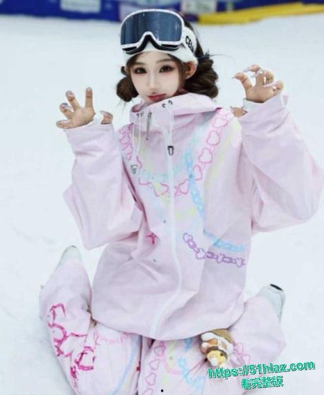 千万网红老白与滑雪圈美女陪玩事件 3000陪滑费给不起 女主直播发声控诉白嫖行为 却被扒出是高端外围转型 露脸实锤曝光很骚很会撩-5