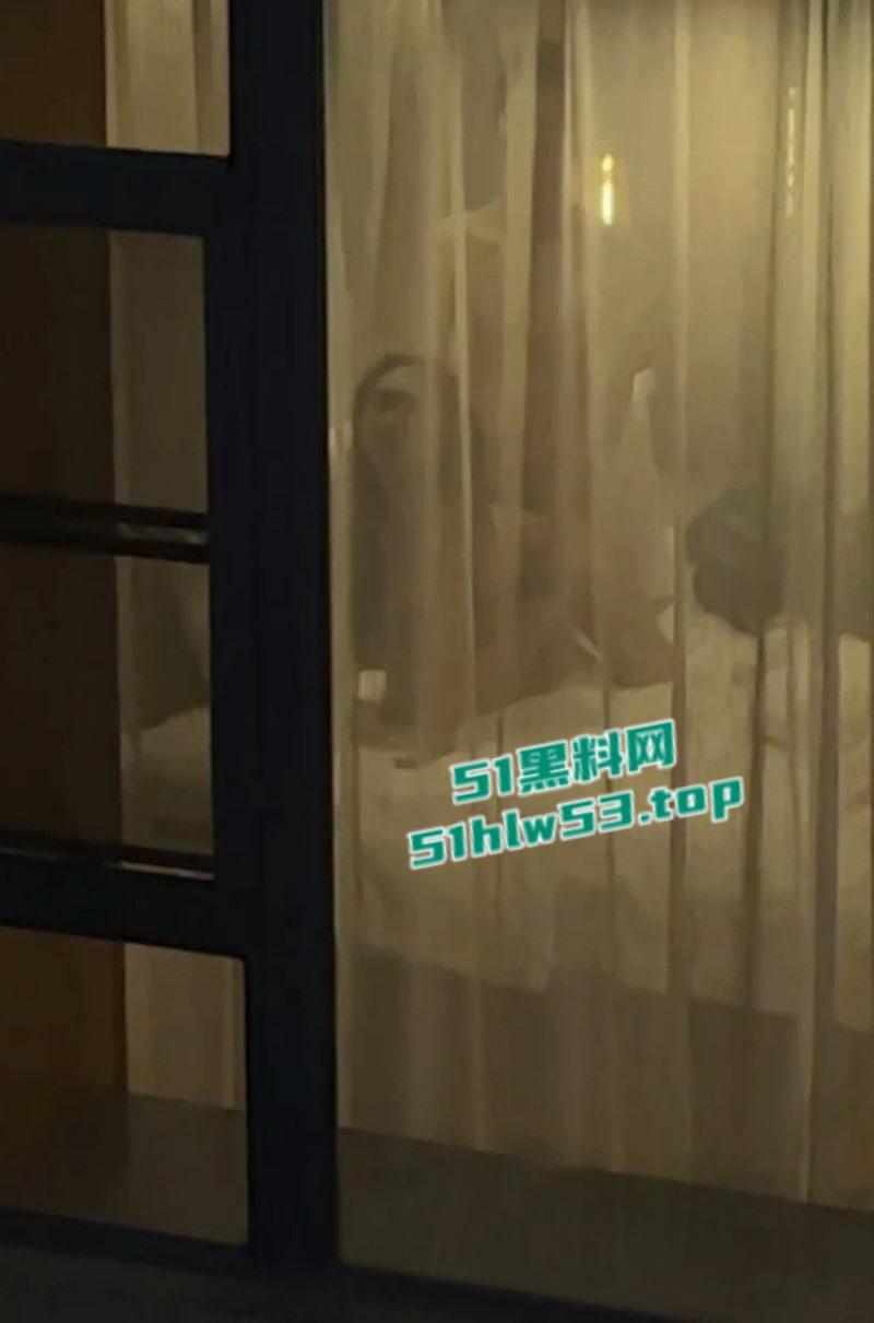 饥渴情侣隔窗激情交合,多体位打桩遭偷拍,妹子身材超火辣,观众比当事人还激动!-3