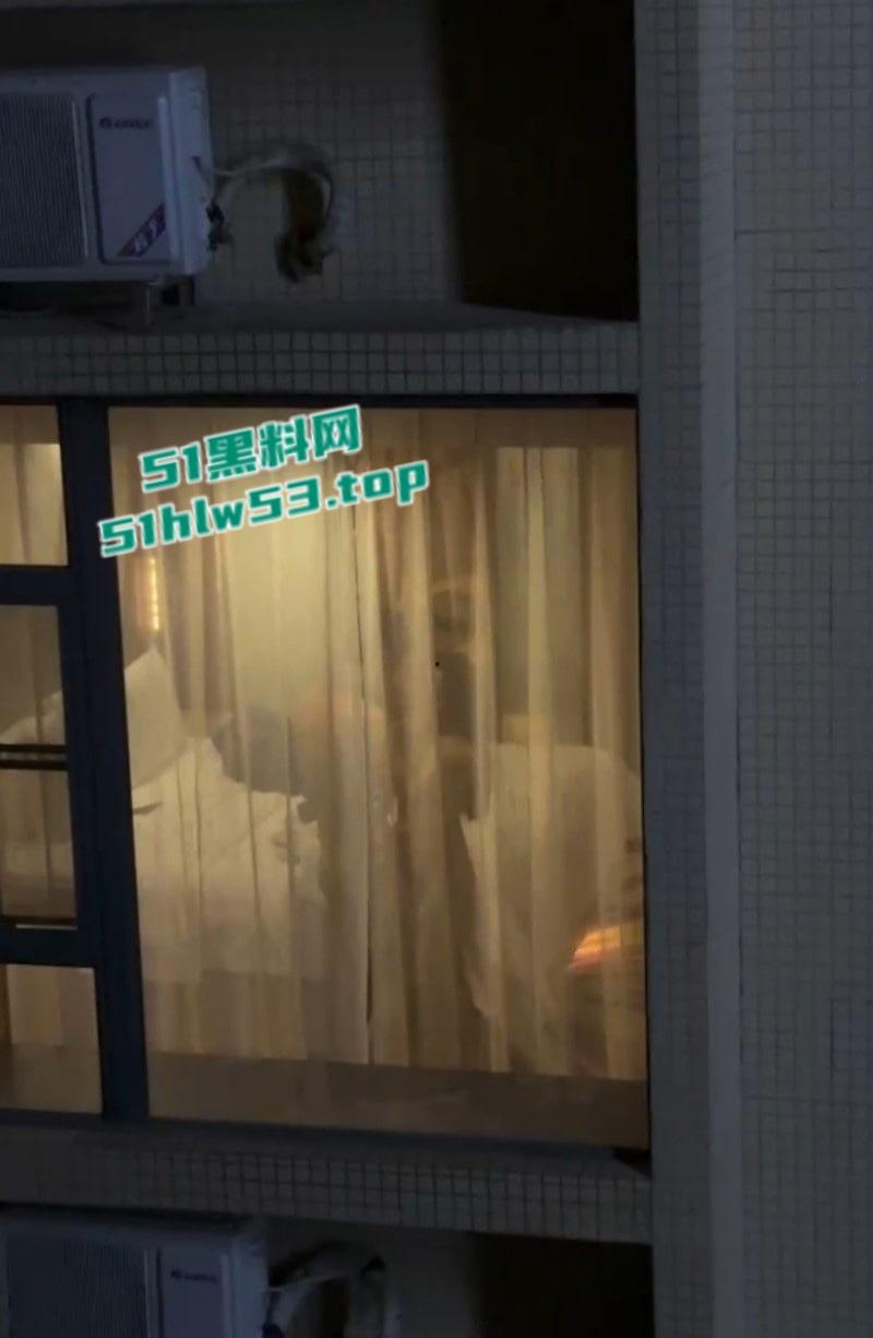 饥渴情侣隔窗激情交合,多体位打桩遭偷拍,妹子身材超火辣,观众比当事人还激动!-5