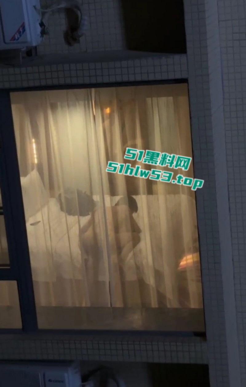 饥渴情侣隔窗激情交合,多体位打桩遭偷拍,妹子身材超火辣,观众比当事人还激动!-6