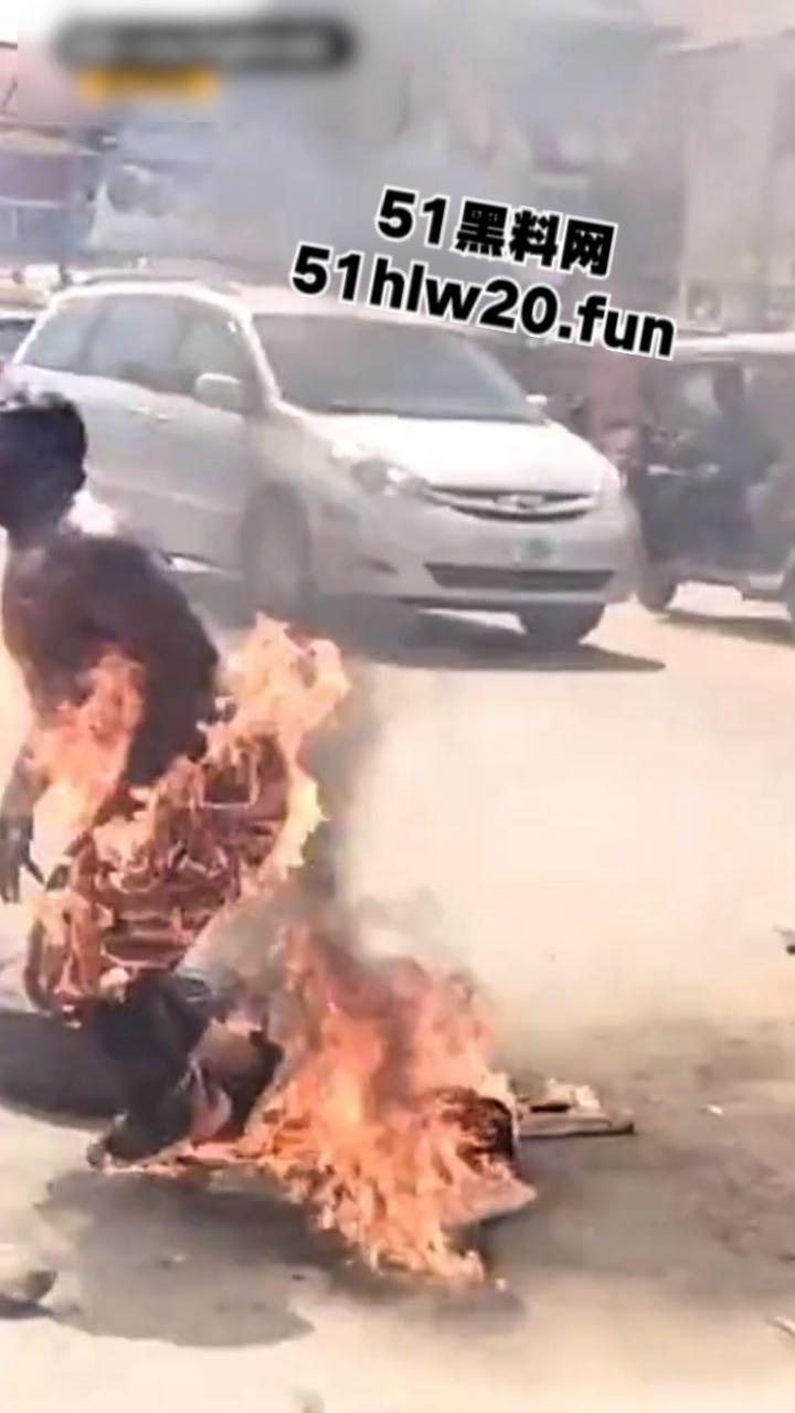 尼日利亚私刑现场，暴徒试图抢夺三轮车失败围观群众拒绝报警，改用私刑套轮胎烧人现场视频曝光。-6