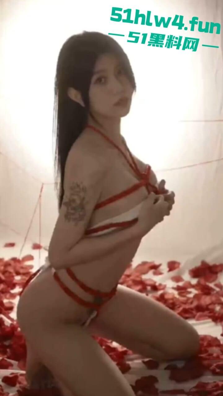 瓜友求稿【鱼神】抖音百万粉丝博主，魔鬼身材极品尤物，蜂腰翘臀大长腿微密圈绳索艺术调教福利流出。-6