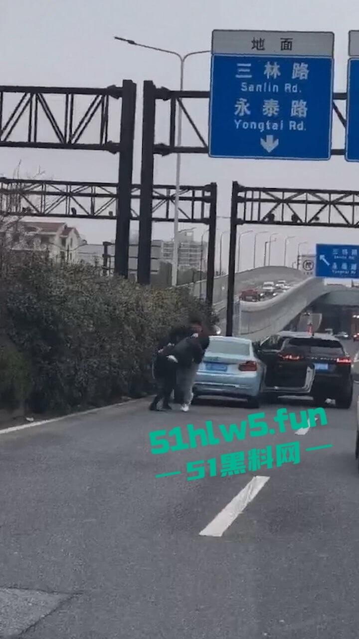 苏州出轨大妈偷会情夫,被儿子开路虎狂追别停,秃头情夫被当街暴打小命归西。-5